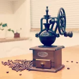 Ручная машина для кофейной машины мебель для кофейных бобов встряхните шлифовальную машину для ретро -ручной машины. Маленькая шлифовальная машина