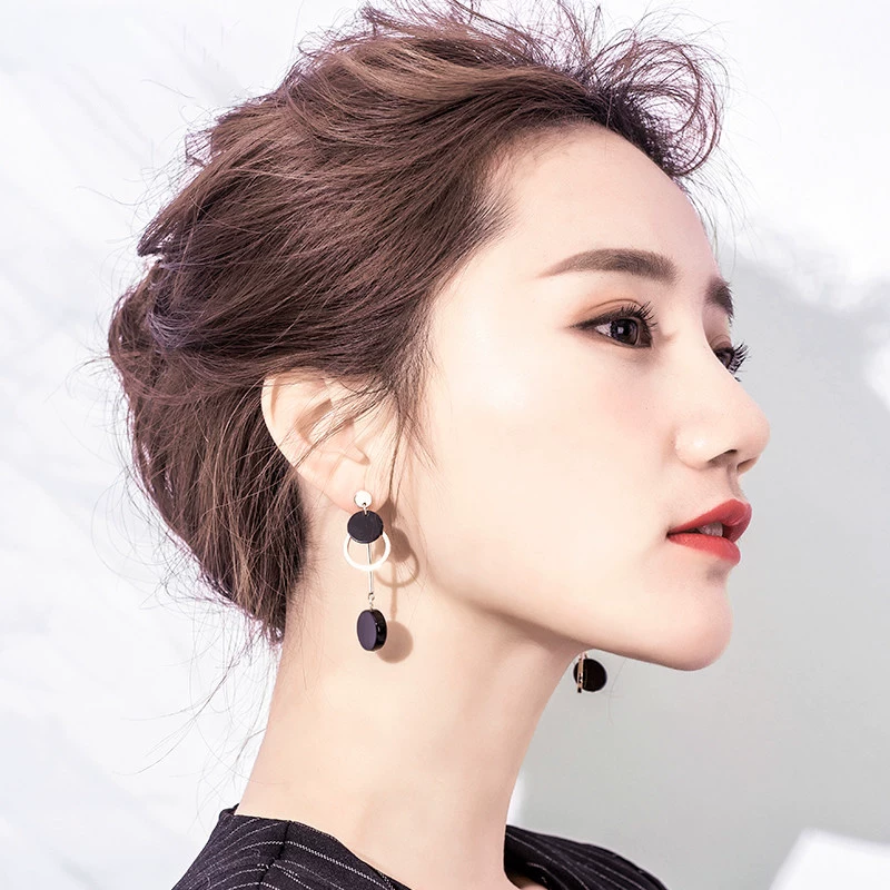 Red earrings with tassels, 2023