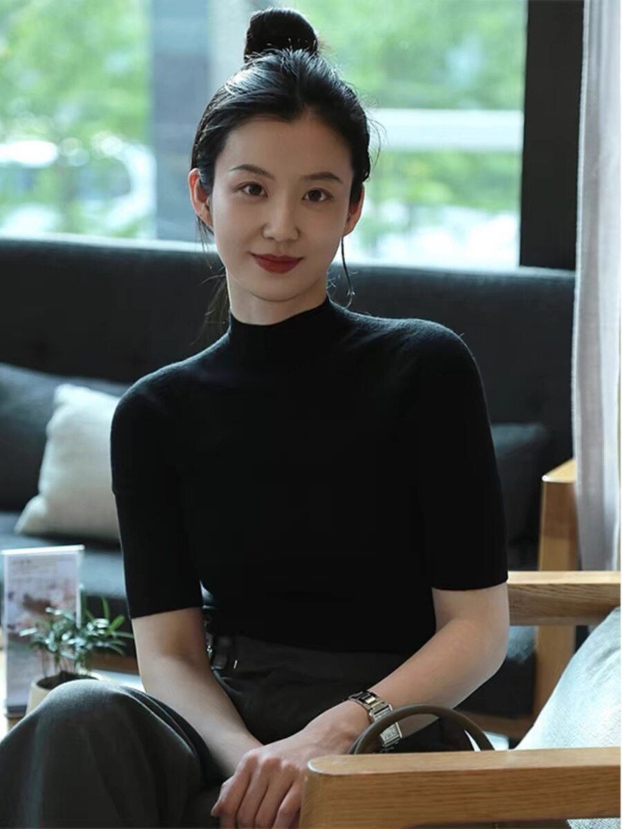 The new summer French semi-high neck ice silk knitted sweater is versatile. It is a loose, thin linen short-sleeved top paired with a T-shirt