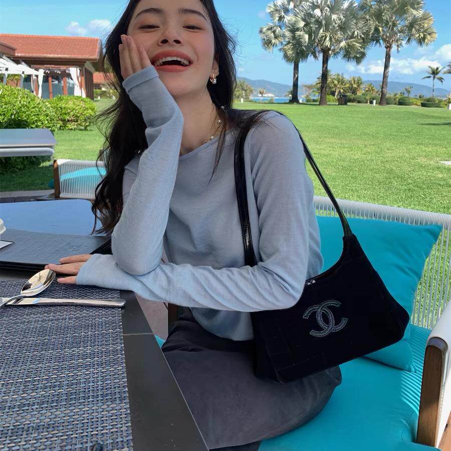 This spring and summer German Yangzi wool sweater is a loose, thin and elegant top for women. It is a soft and versatile knitted base