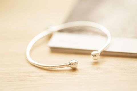 Màu sắc đơn giản phong cách đơn giản mạ bạc vòng tay hoa cúc nhỏ Sinh viên Sen nhỏ hoa cúc tươi của phụ nữ vòng tay ngày trang sức Hàn Quốc - Vòng đeo tay Cuff vòng đá