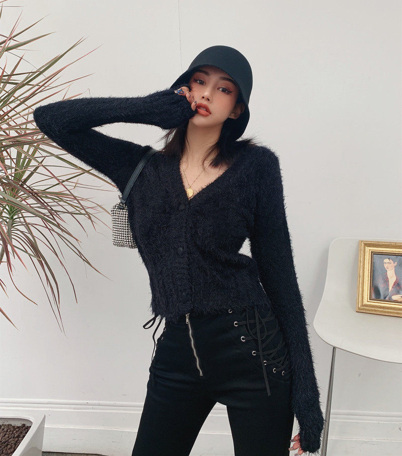 LIVIA Europe and the United States ins blogger models 2020 autumn and winter retro wear mohair v-neck button knitted cardigan sweater