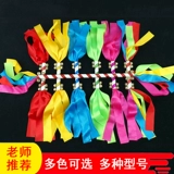 Люйи детского сада исполняет правильную детскую танцевальную цветов