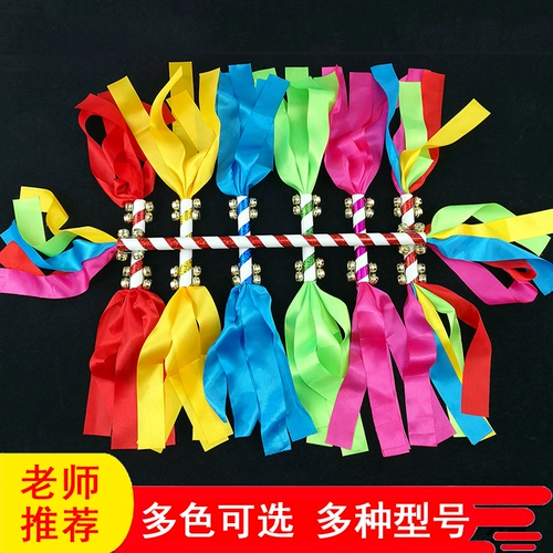 Люйи детского сада исполняет правильную детскую танцевальную цветов