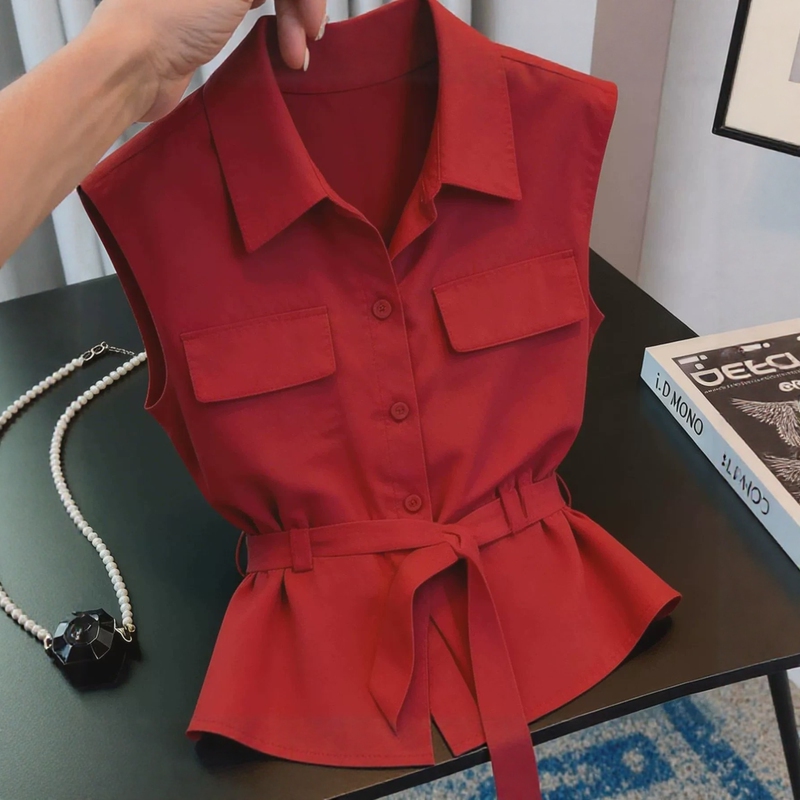Retro Red Polo Collar Sleeveless Shirt for Women in Summer with Waist-Cinching Strap Design, Niche, High-End and Elegant Top Retro Red Polo Collar Sleeveless Shirt for Women in Summer with Waist-Cinching Strap Design, Niche, High-End and Elegant Top