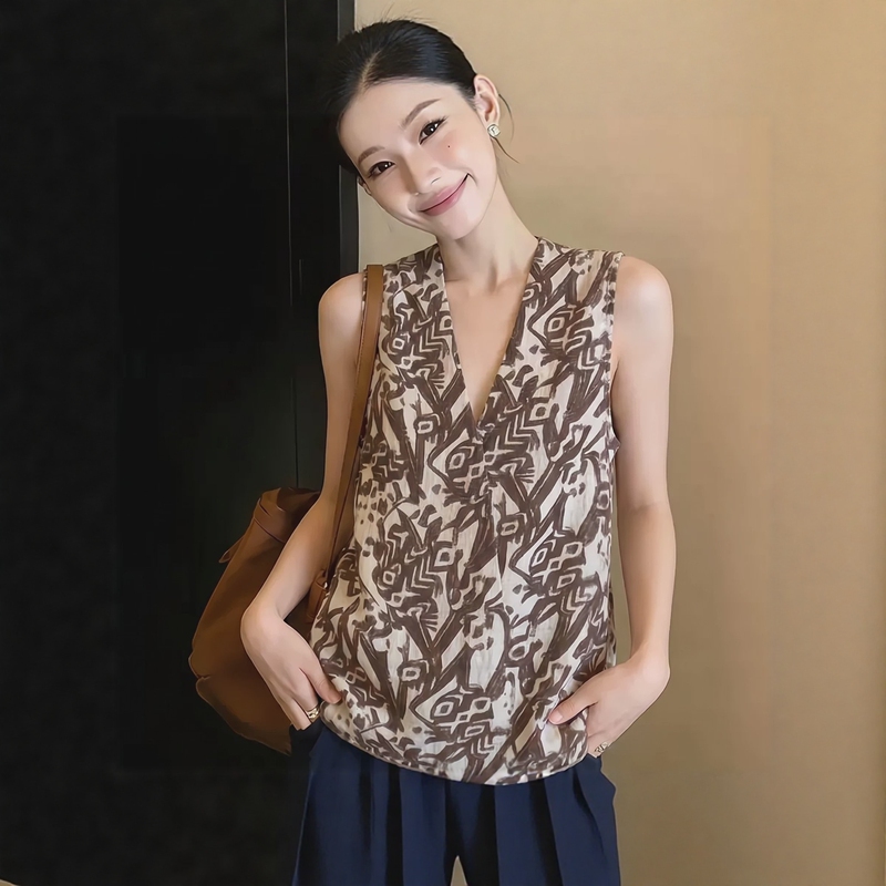 Retro V Neck Geometric Print Sleeveless Vest for Women, Summer Loose Design, Niche, High-End, Elegant Casual Top Retro V Neck Geometric Print Sleeveless Vest for Women, Summer Loose Design, Niche, High-End, Elegant Casual Top