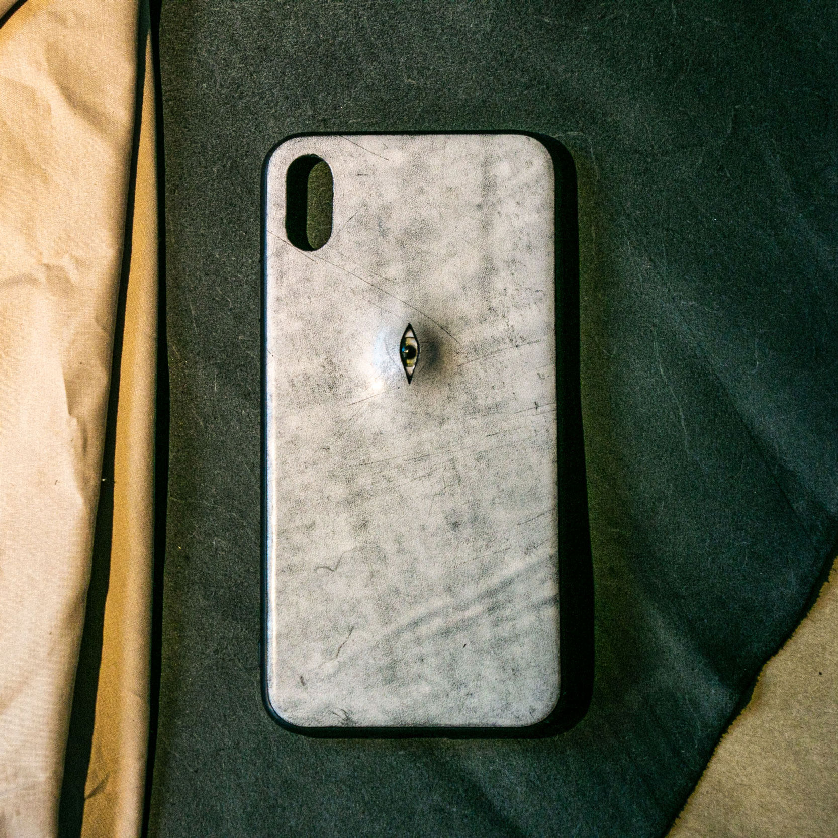 Heat Tracking All-Inclusive Edge Anti-Fall Phone Case For Apple iphone se2 Leather Case 11promax Eyes