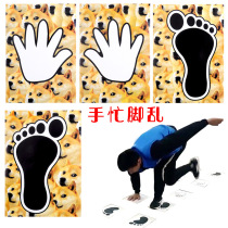 Douyin explosion models are busy with hands and feet to coordinate and use tricky groom artifact to pick up the door to pick up the game props