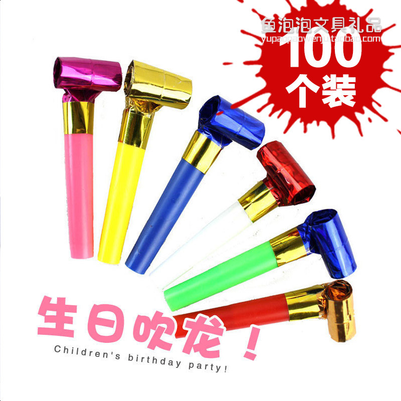 吹くドラゴンの笛、幼稚園児の誕生日パーティー、かわいい笛の風船、ホーンを吹いてカールする長い鼻のおもちゃを元気づける