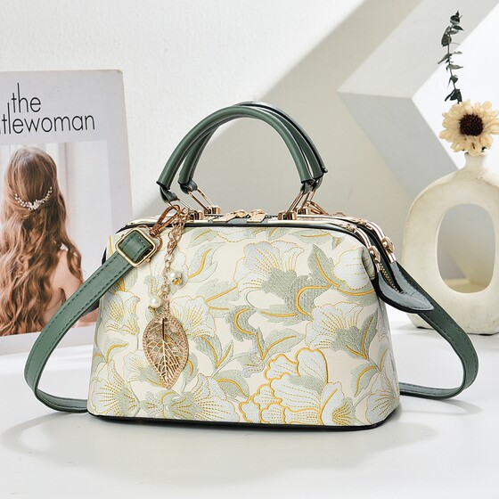 Send mom a birthday gift, high-end new Chinese embroidery middle-aged women's handbag 2026 summer new cross-body bag