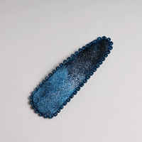 Золото посыпано темно -синим