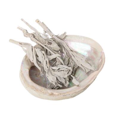 The leaves of California white sage are hand-picked. They are thick, crystal, demagnetized, space-purifying, and made from this raw material