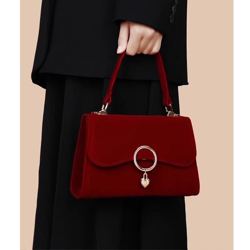Chinese-Style Large-Capacity Red Bridal Bag, Hand-Held Wedding Bag for Women, 2026 New High-End Chain Crossbody Bag, Suitable for Pairing with a Cheongsam