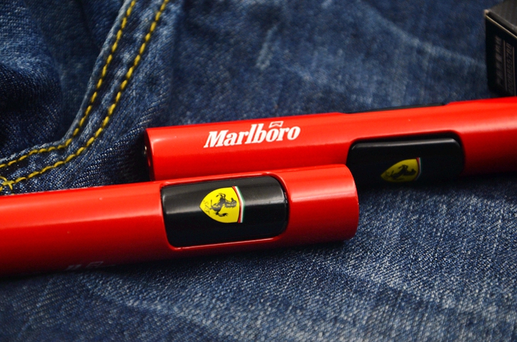 Marlboro Ferrari mỏng cá tính sáng tạo windproof thẳng vào ngọn lửa màu xanh inflatable nhẹ hơn