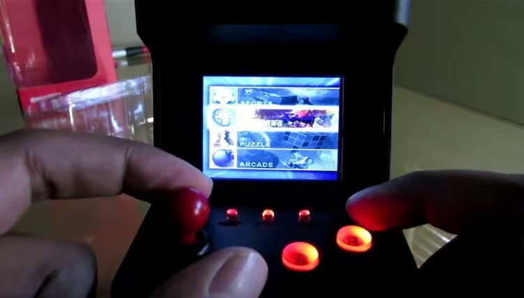 American dreamgear retro mini arcade 300 máy chơi game cầm tay 80 món quà bạn trai hoài cổ - Kiểm soát trò chơi tay cầm chơi game fo4