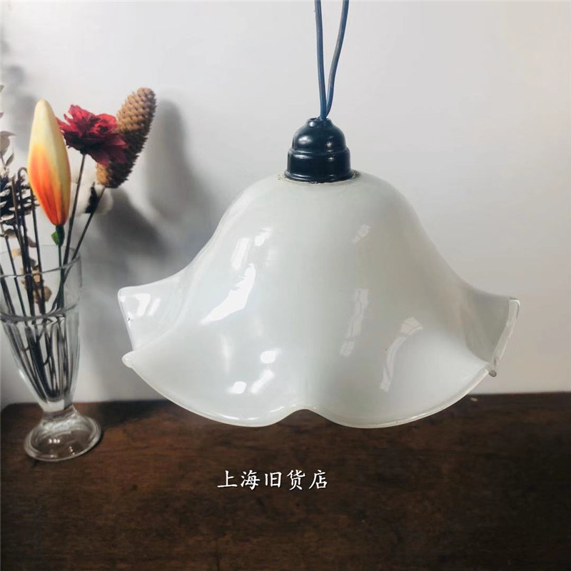 Old Shanghai Cultural Revolution Old Goods Lotus Leaf Side Lamp Shade Old Chandelia Lamp Shade White Old Objects Vegan Elegant Decoration Collection