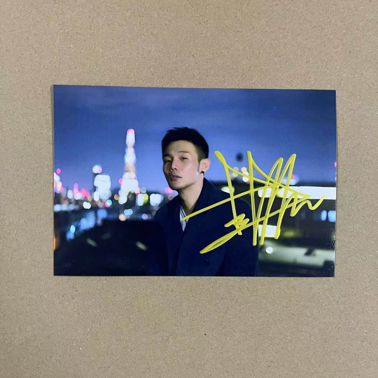李栄浩の直筆サイン入り写真。本物保証付き。友人へのプレゼント、誕生日プレゼント、ファンコレクション、応援グッズに最適です。