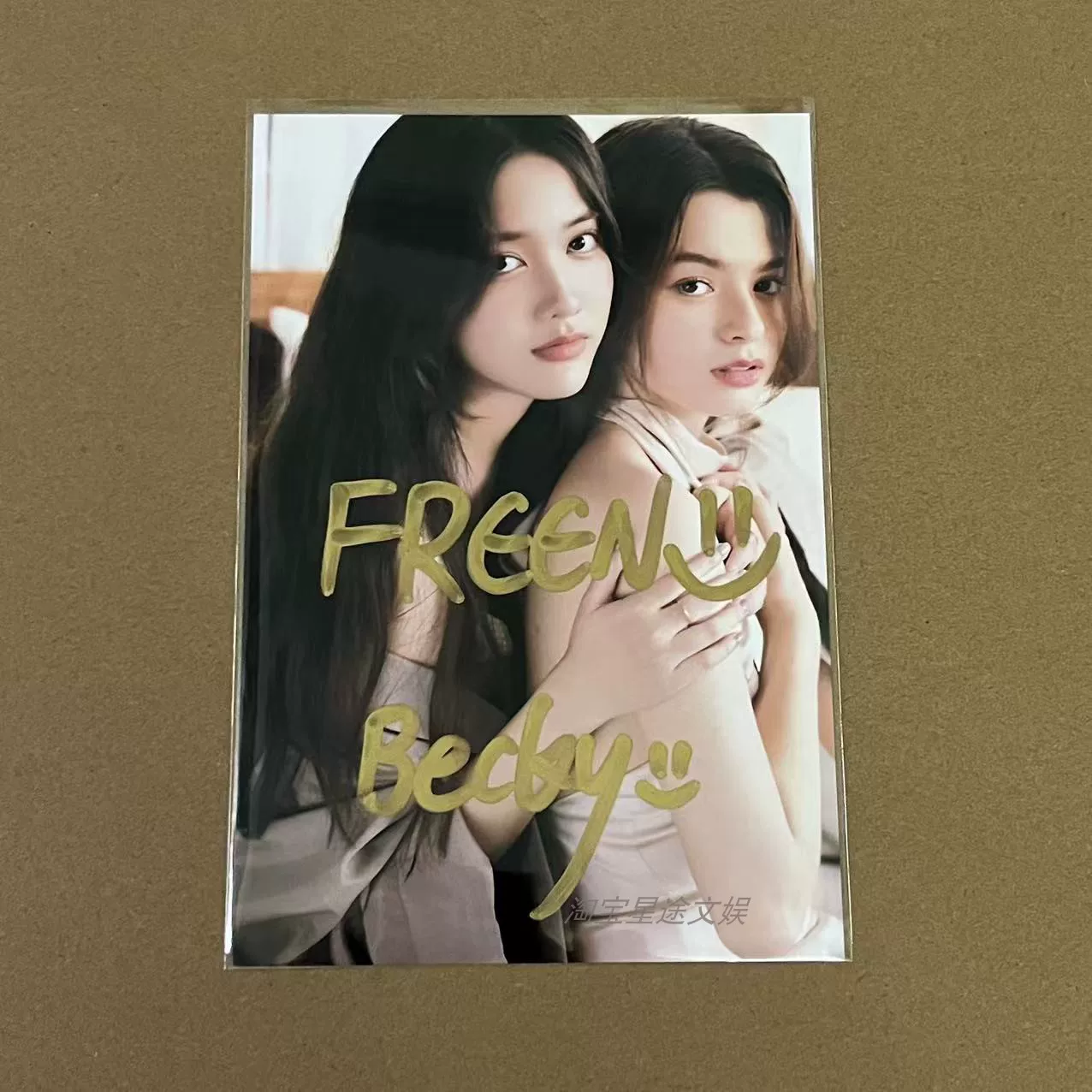 [Pink Theory мерчендайз Тайский сериал Pink Theory FreenBecky подписанное фото freen реплика на складе]