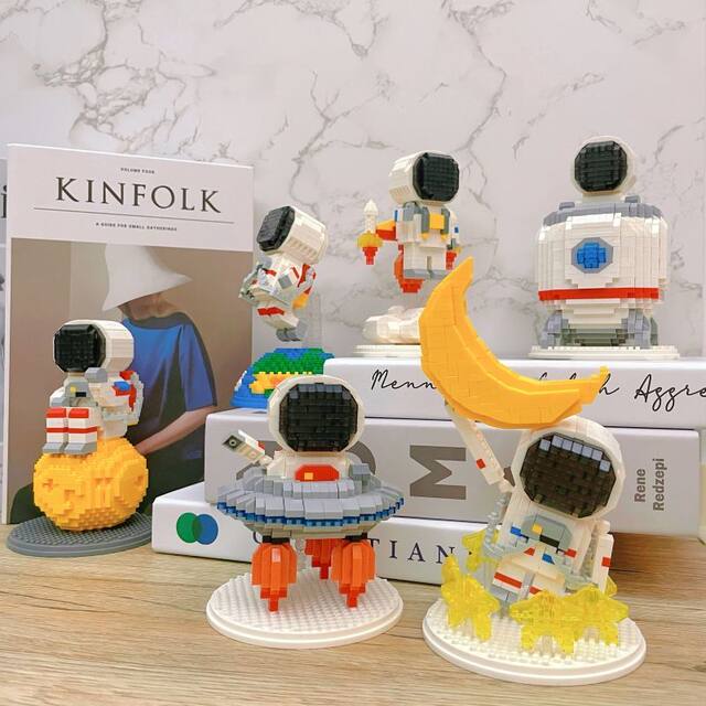Astronaut Small Particle Building Blocks Luminous Lampshade Educational Toys for Girls and Boys Couple Birthday Cake Gifts