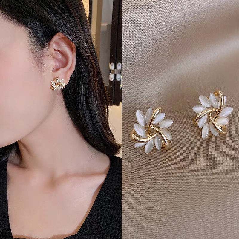Small frescoed earshot 2021 Summer new temperament earrings small crowdcrowned with a refined light and luxurious and luxurious