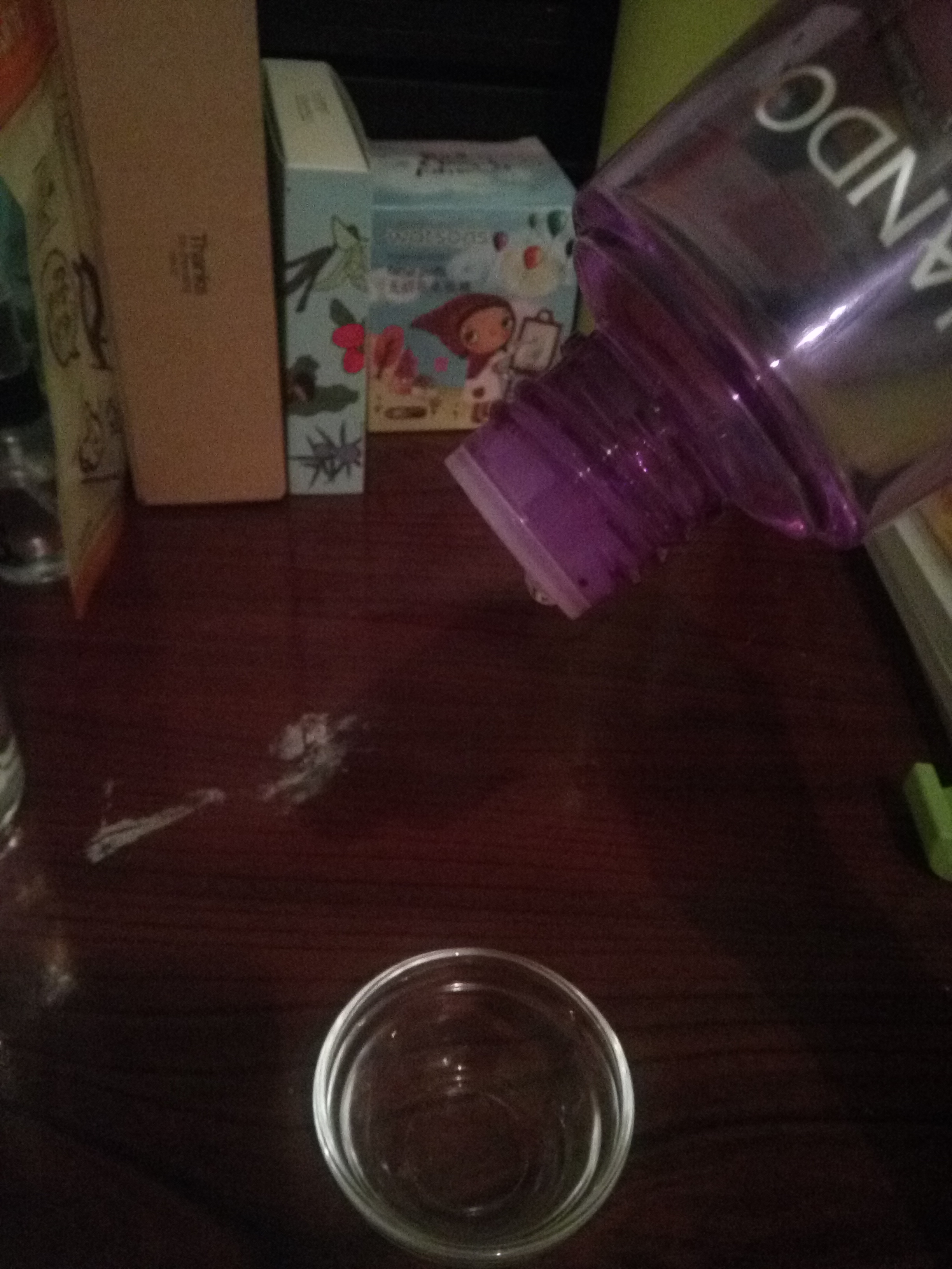 自然堂凝时鲜颜冰肌水很水润，在洗脸后，能够很好的起到为肌肤补水的效果!