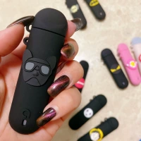 Черная голова собаки посылает латронное место