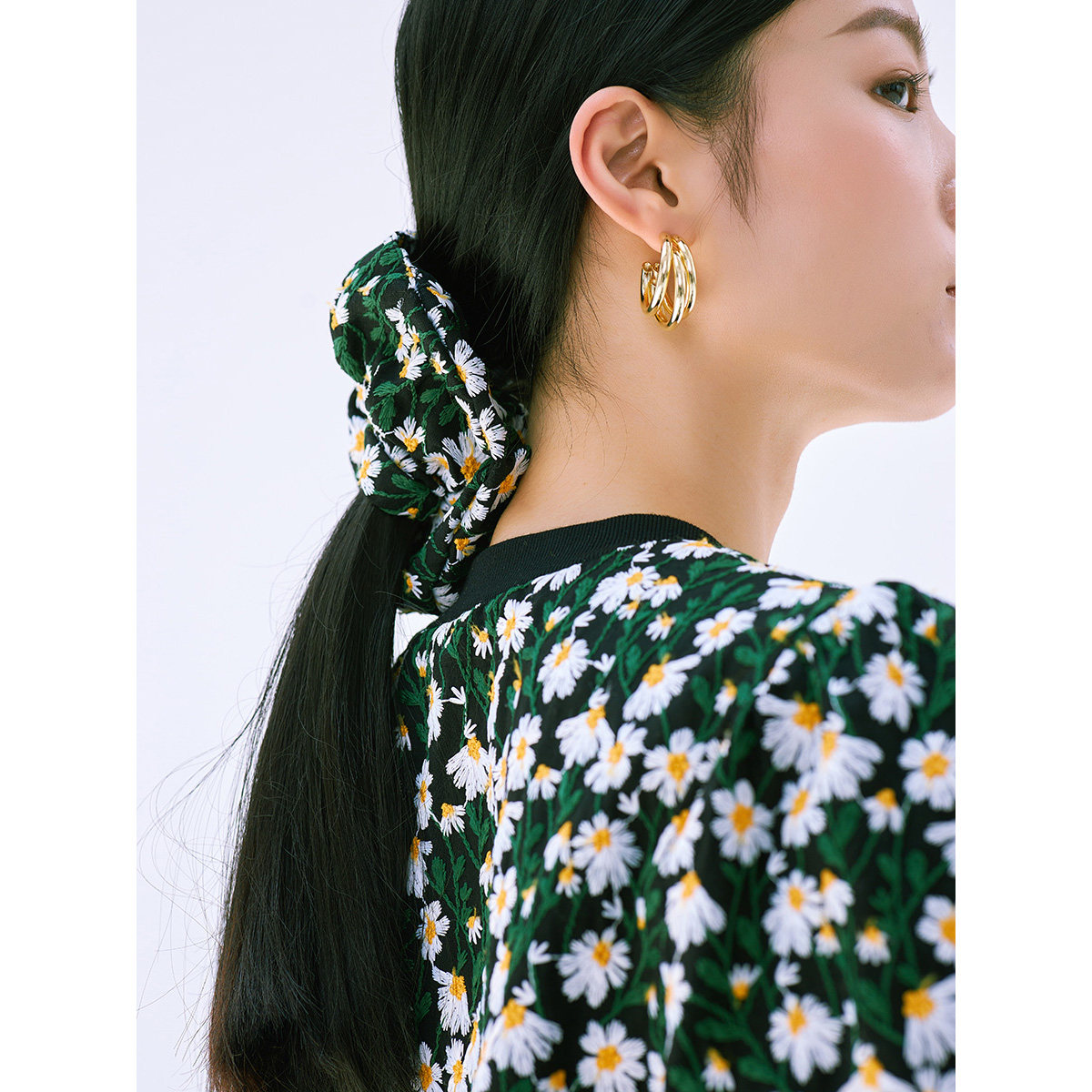 Yiwei Botanical Garden Daisy three-dimensional embroidery hair ring large intestine ring simple hair rope