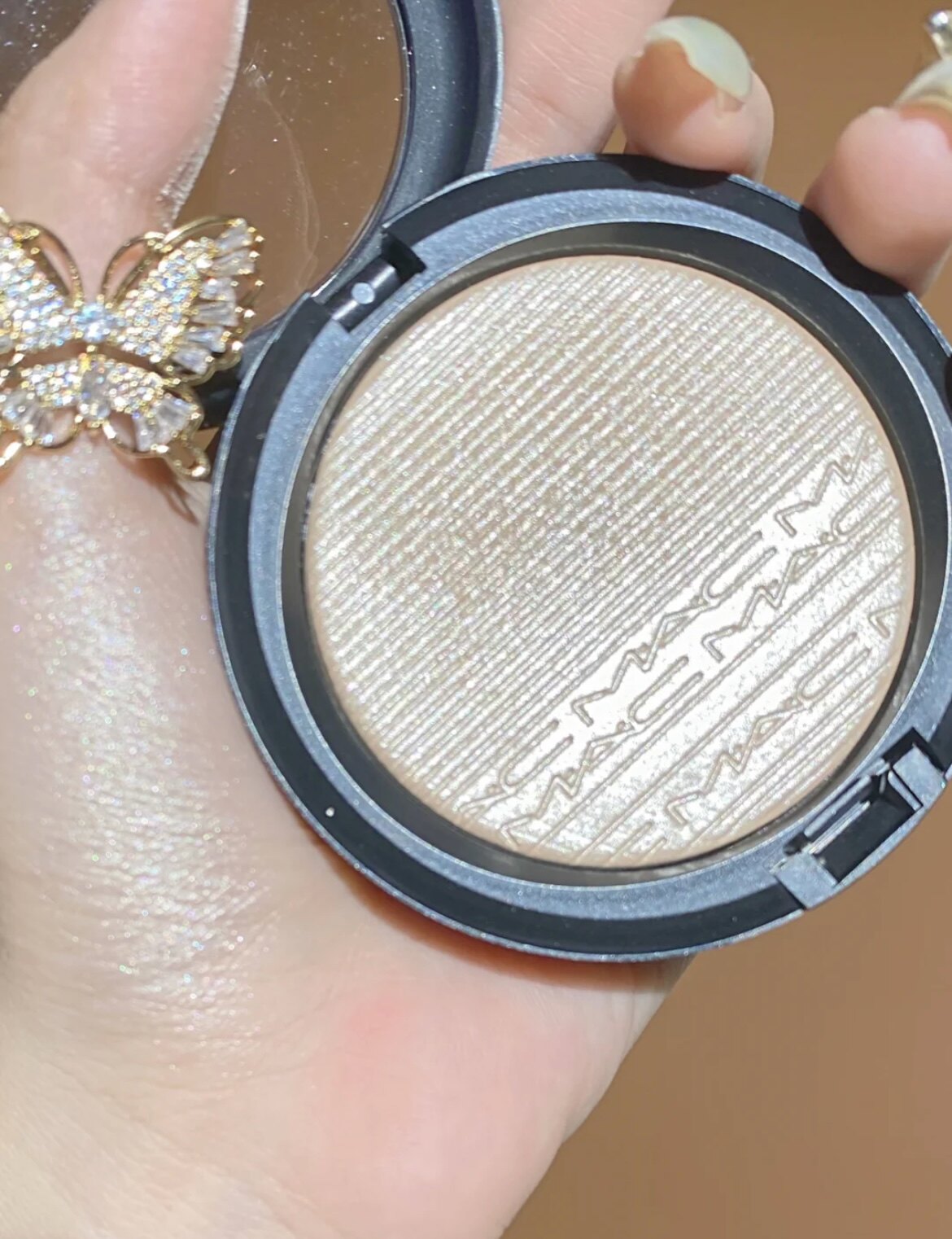 Spot MAC Phantom Ginger High Light Solid Polarized Light High Light Repair Powder cake Double Gleam Tibright