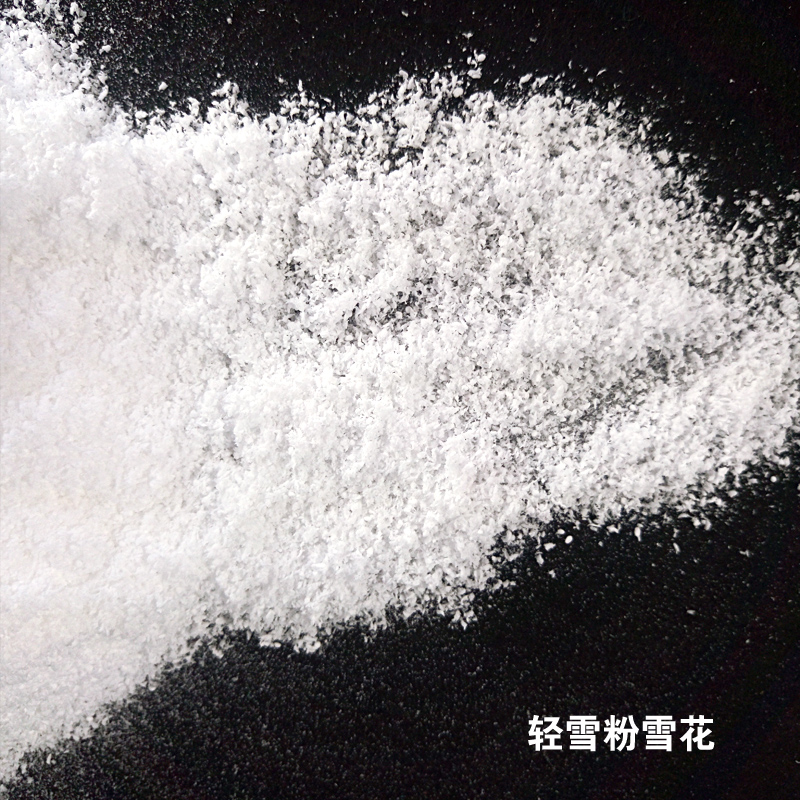 порошкообразный снег 5 букв. порошок на фоне снега. красный порошок на снегу. фото как образуется снег. искусственный снег.