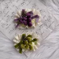 Маленький боковой зажим в виде винограда фиолетового цвета