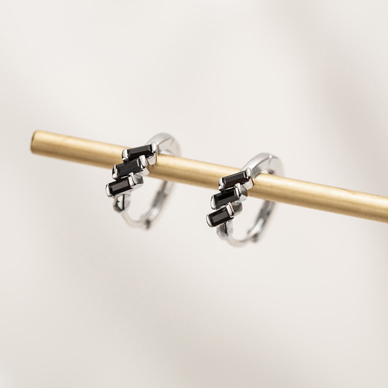 Twill Black Stone Ear Buckle Woman South Korea 925 Pure Silver Design Sensation Small Crowned Diamond Earrings Mesh Red and Breeze Earrings