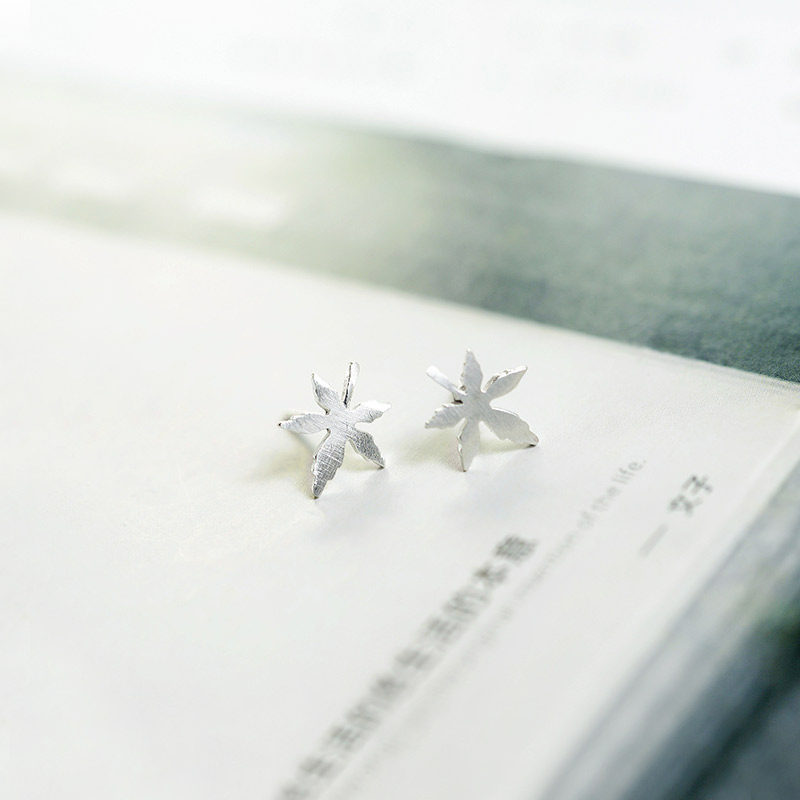 Maple Leaf ear nail s925 pure silver maple leaf vegetarian silver ear decoration small frescoed leaves silver ear nail minimalist to send girlfriend-Taobao