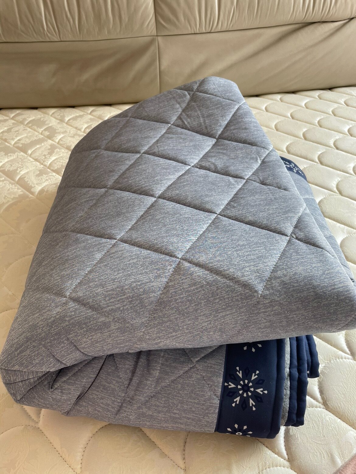 Export Japan cold-sensitive antibacterial anti-odor mats thick large-size multi-function living room crawling pad ultra-low price and wind