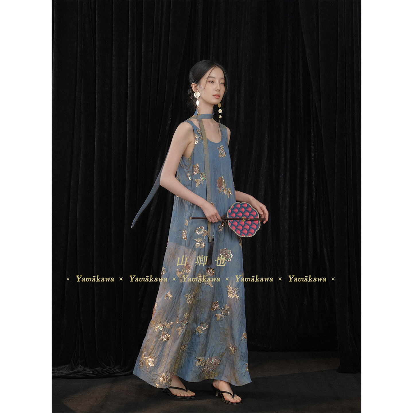ชุดเดรสเสื้อกั๊กปักเลื่อมสีน้ำเงินทอง แนวจีนสมัยใหม่ รุ่นใหม่จาก Yamakawa พร้อมประกายสีทอง