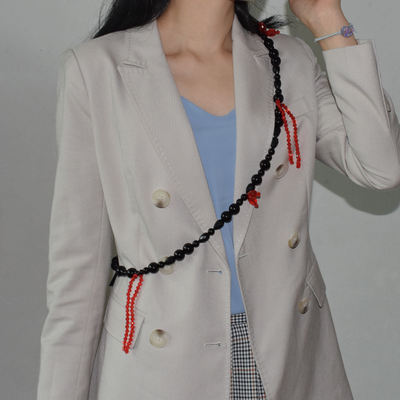 ins woven pearl ribbon waist chain is a versatile metal chain belt decoration that pairs well with skirts. It is a trendy accessory