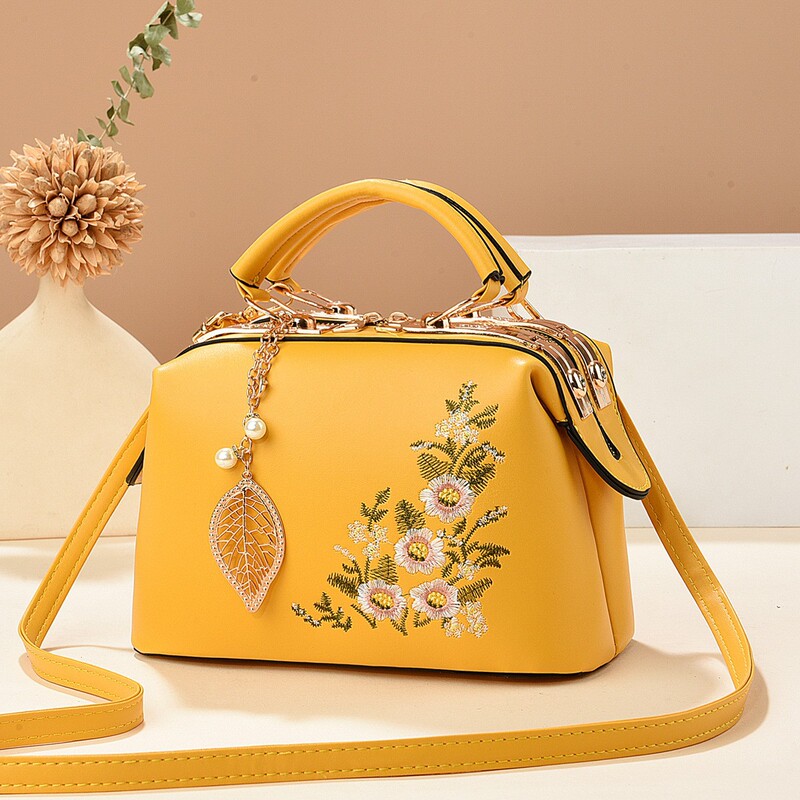 2025 New Large-Capacity Handbag, Chinese-Style Floral Shoulder Bag, Dignified and Elegant Quality Women's Bag, Export Bags