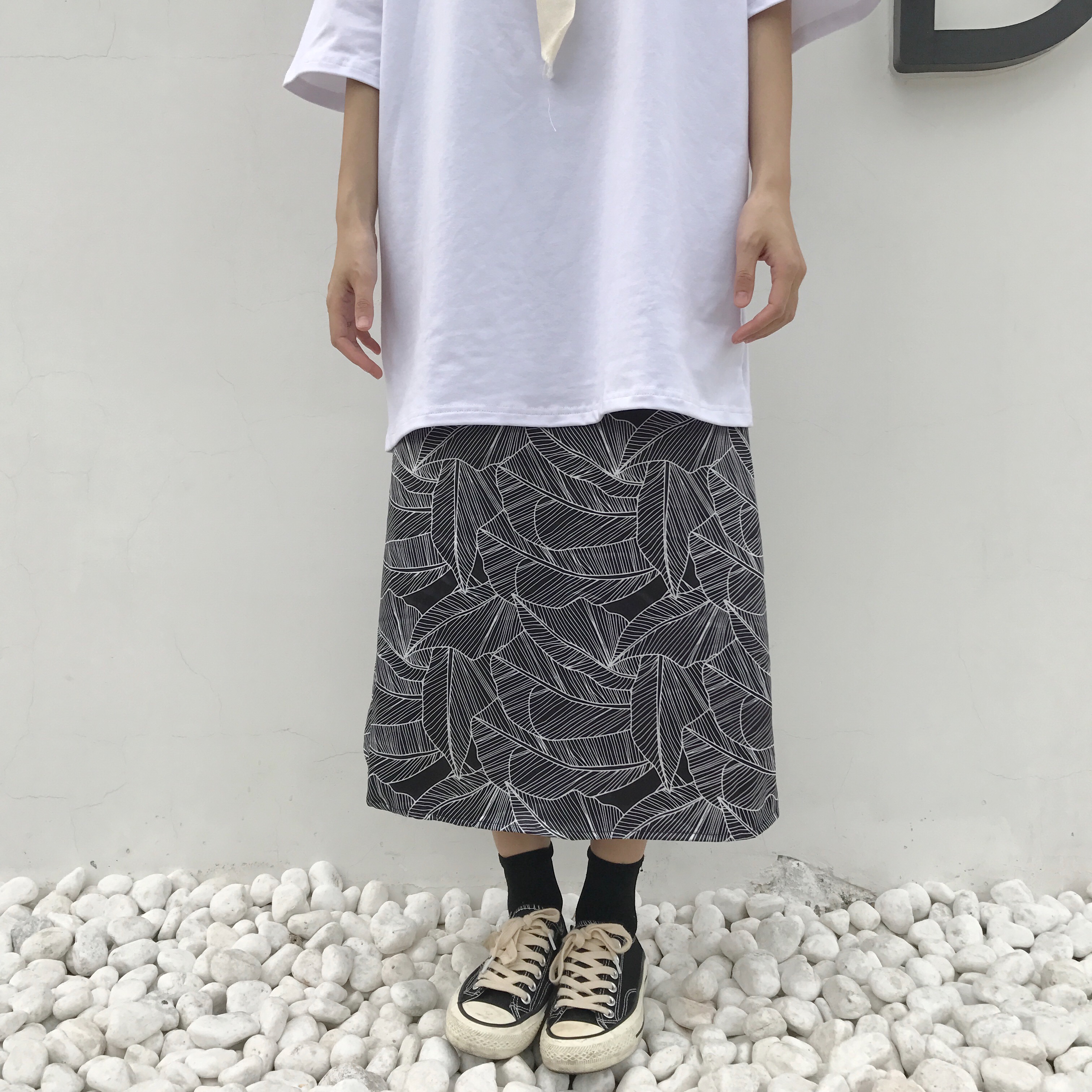 Cổng cổ điển gió chic shirt letter in ấn lỏng T-Shirt + lá váy hai mảnh phù hợp với nữ cổng hương vị shop quần áo nữ