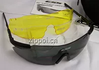 American Goggles на носовой носовой поддержке зеркало на открытом воздухе на открытом воздухе.