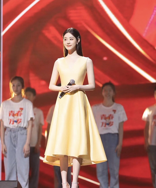 Celebrity-Style Yellow Gown for Annual Meetings, Talent Shows, Graduation Ceremonies, and Hosting Events, with a Large Skirt, Satin Material, Short in the Front and Long in the Back