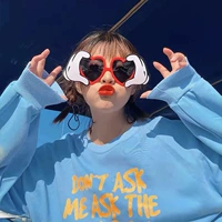 Красная рука держала сердца очки