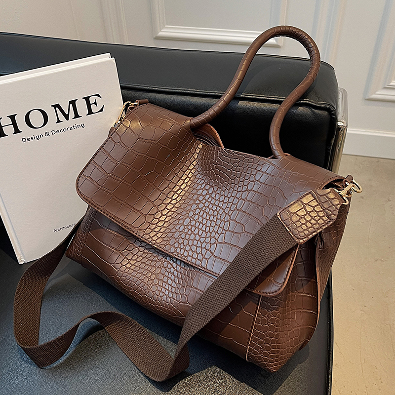 Hong Kong tide brand large-capacity bag female 2022 new all-match college style broadband one-shoulder messenger hand-held tote bag