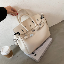 Hong Kong trendy brand fashion all-match large-capacity bag womens high-end sense 2022 new portable single shoulder Messenger Platinum bag