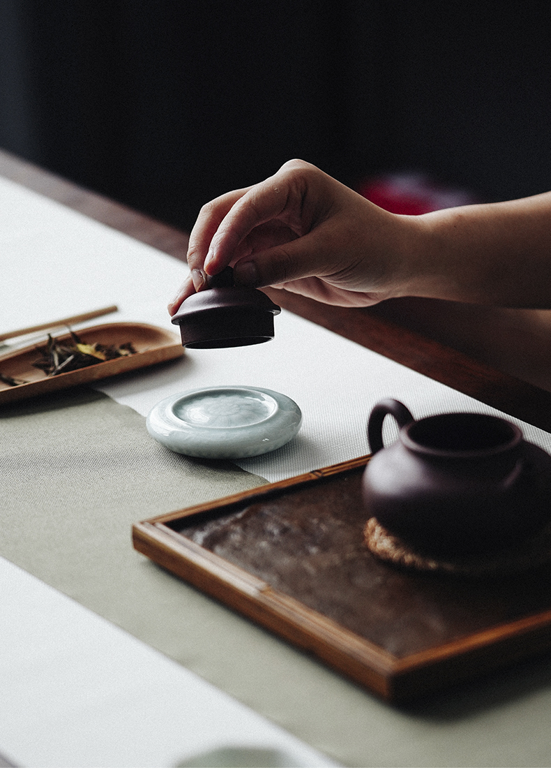 Cloud cover art of jingdezhen hand - carved buy blue glaze glass cover is put value frame play kung fu tea tea accessories