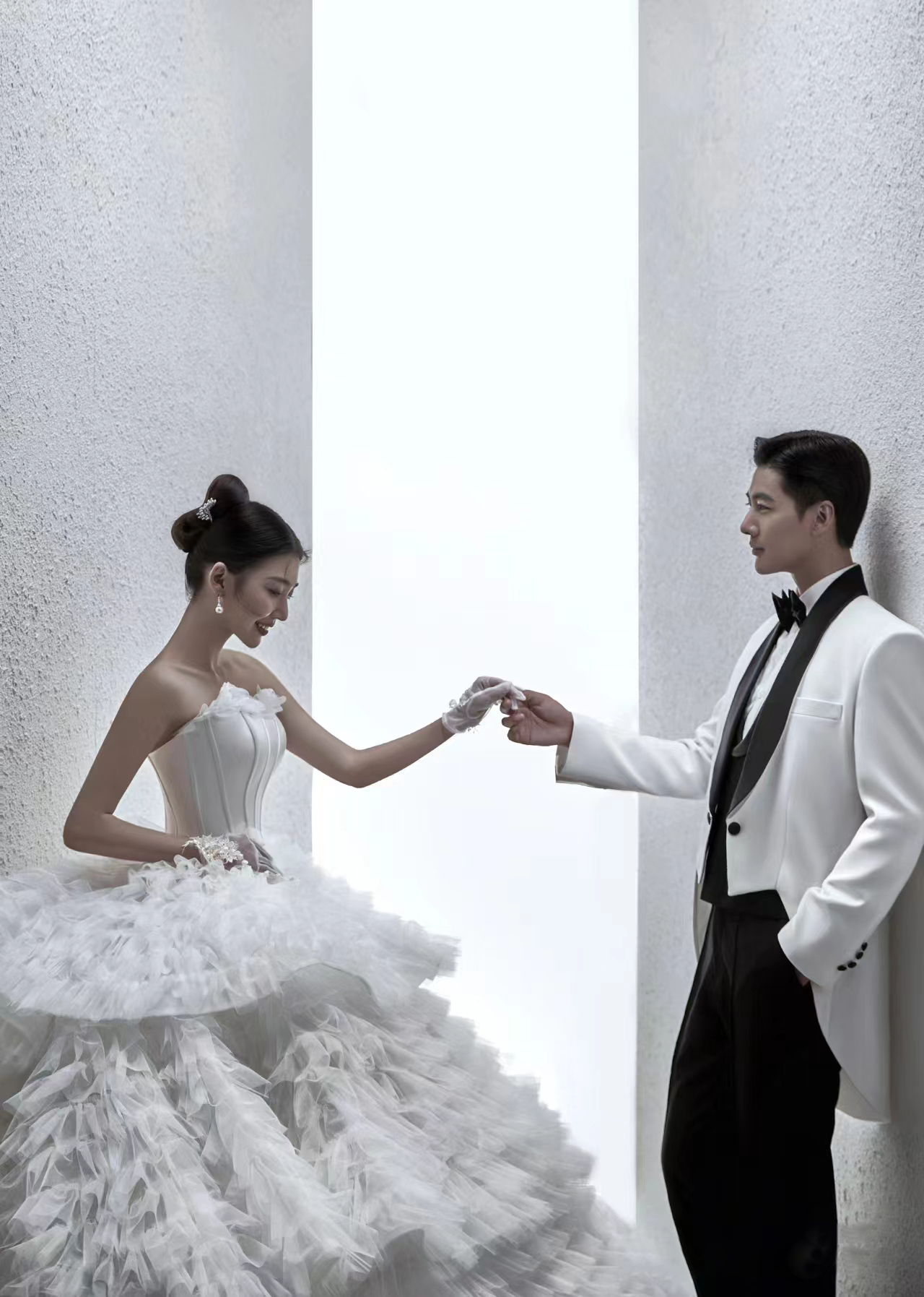Minimalistic clothing suitable for photo sessions, Korean style Minimalistic clothing suitable for photo sessions, Korean style