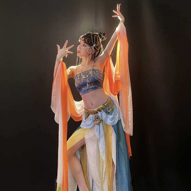 Photo Studio Portrait of Xiao Chengzi in the Same Style as the Ethereal Fairy from the Ancient Dunhuang Era, with a Slit Skirt and Exotic Dance Costume