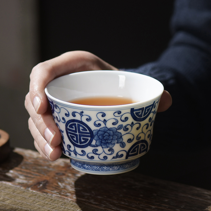 Put the lotus flower blue small jingdezhen ceramic cups hand - made of hand - made household to use large kung fu masters cup by hand