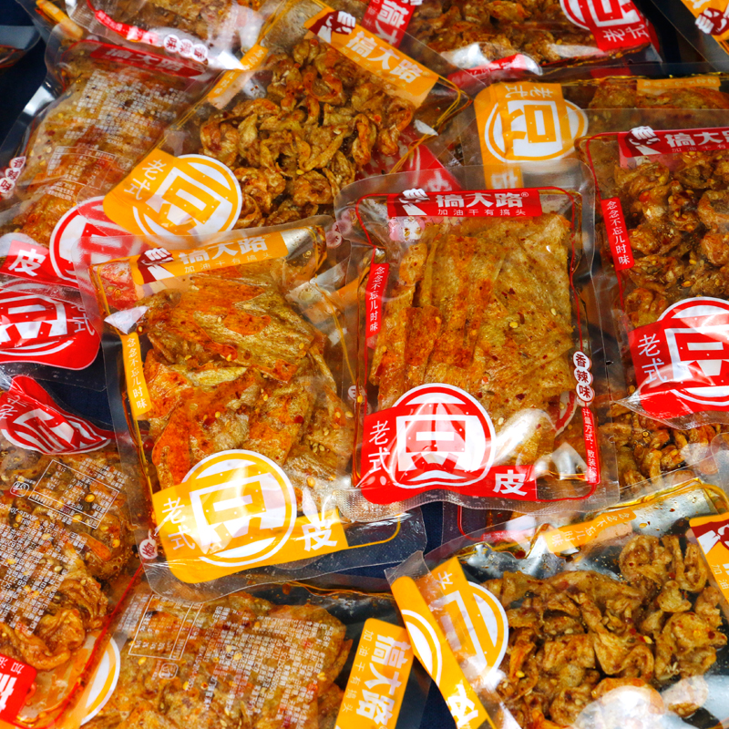 Hunan Pingjiang to make great road old bean skin spicy strips of small packaging and hand ripping nostalgic old bulk hand savory spicy snacks