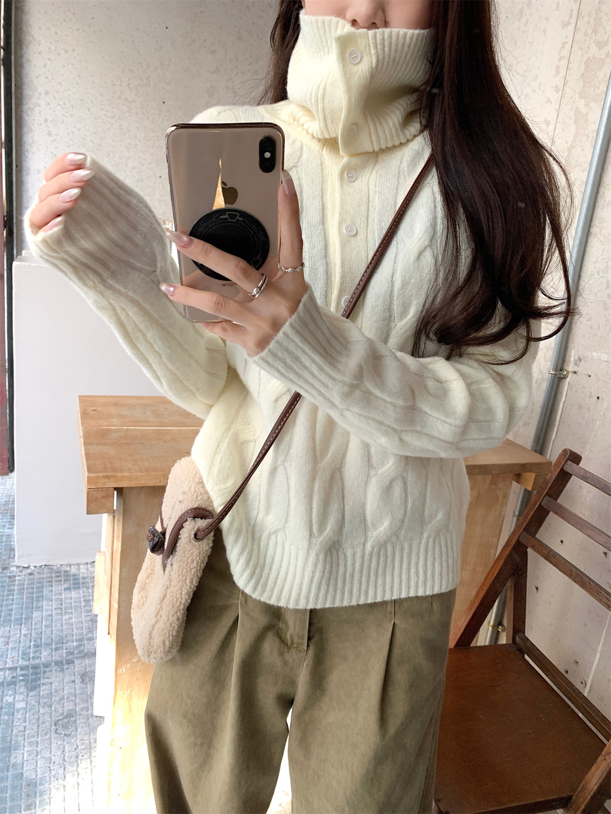 이른 봄 프랑스식 복잡한 고대 돈 바람 꽈배기 터틀넥 단추 디자인 스웨터 니트 스웨터 느긋한 바람 순수한 욕망 맨위 여성 상세 이미지 24