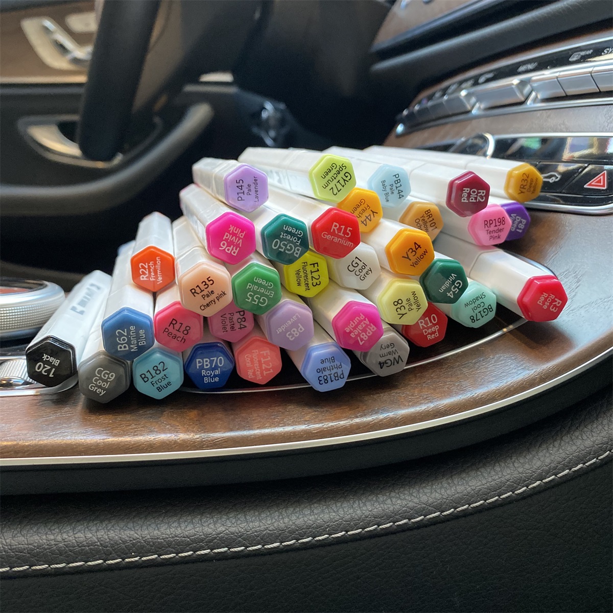 Double-headed marker oily watercolor painting pen set meets pick up the year