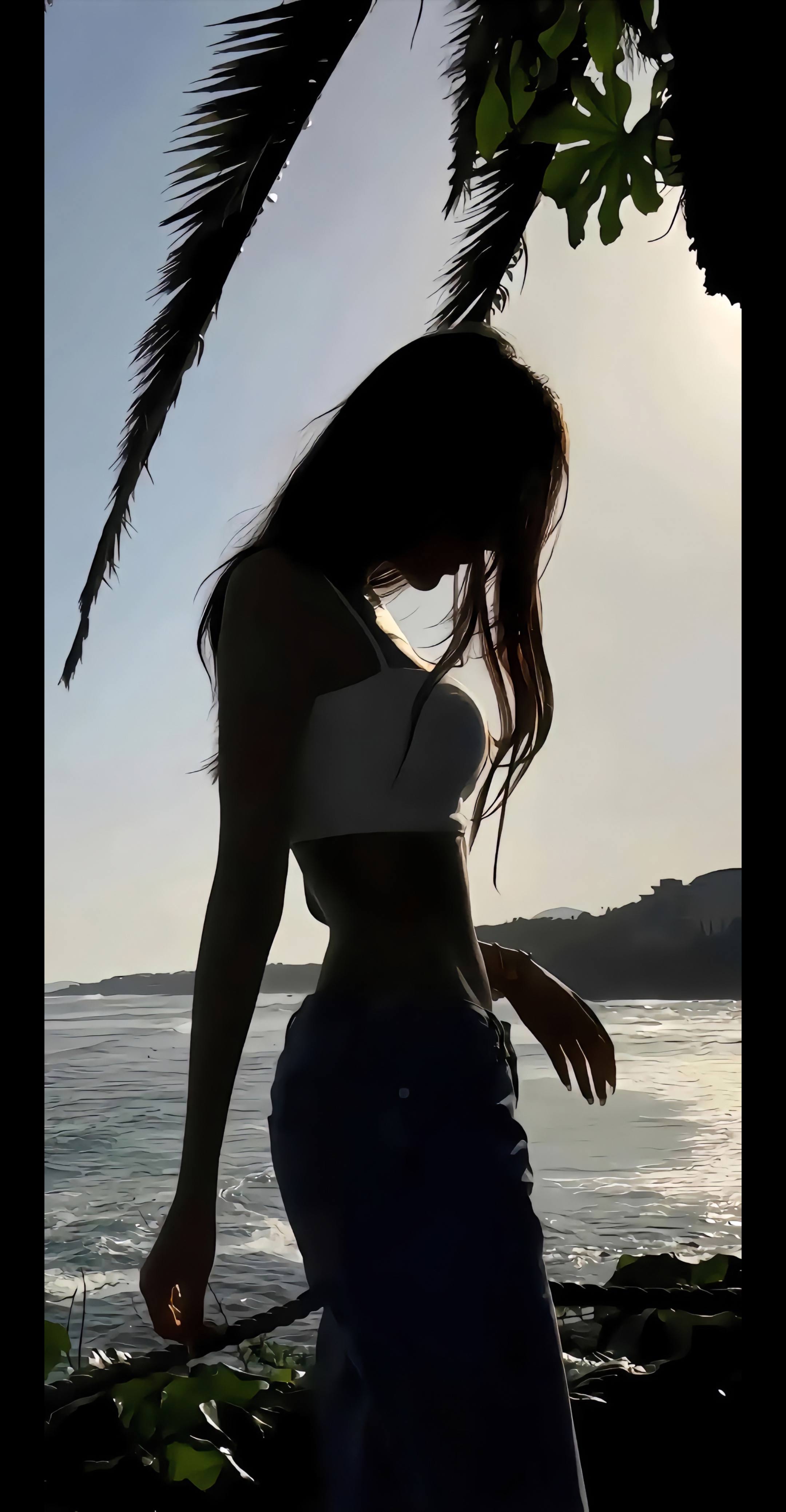 4K 夏日海边棕榈叶长发女生逆光剪影手机壁纸 清新氛围感插画
